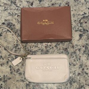 Coach Double Corner Zip Wristlet Bag – Pebbled Leather F52556 Ivory